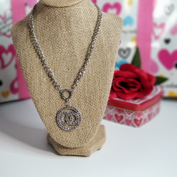 Necklace with Large Rhinestone Medallion New - Picture 8 of 8